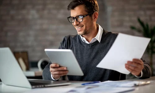 Poza de cover  Vrei sa iti dezvolti afacerea pentru a le oferi clientilor tai servicii imbunatatite Iata de ce trebuie sa tii cont! Barbat antreprenor la birou jpg