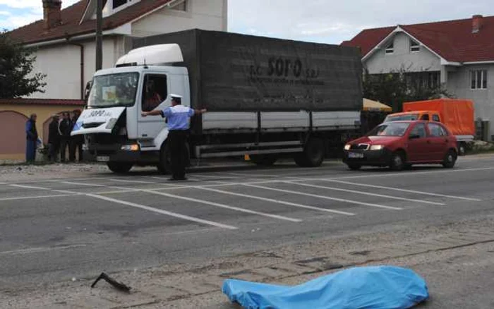 Cele două femei au fost lovit în plin chiar pe trecerea de pietoni...