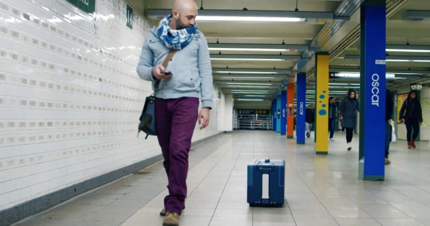 Valiza este dotată cu un senzor cu ajutorul căreia îşi identifică proprietarul şi astfel îl poate urma pe orice fel de suprafaţă plană, cum ar fi în aeroporturi. FOTO NUA Robotics