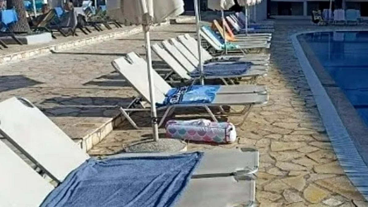 Șezlonguri ocupate cu prosoape FOTO: captura X