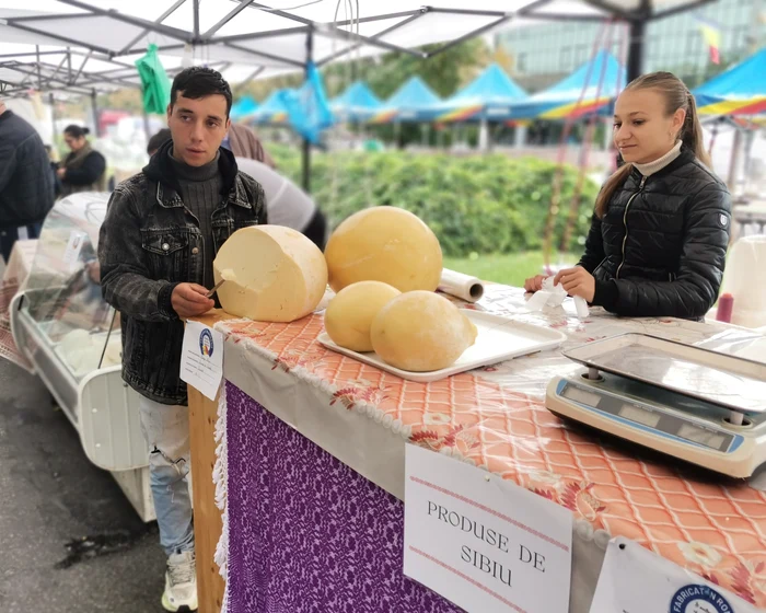 Tânărul fermier spune că îi place să lucreze în fermă FOTO: A.M.