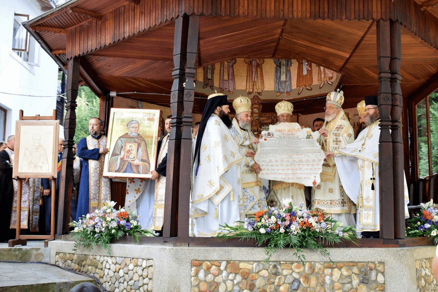 Sondaj: Biserica, în topul instituţiilor în care românii au încredere. Procentul, dublu față de luna trecută