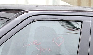 Una dintre admiratoarele  lui Liviu i a lăsat un mesaj  de dragoste pe geamul  Range Rover ului jpeg