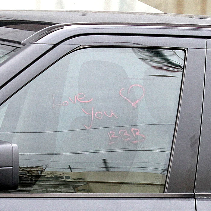 Una dintre admiratoarele  lui Liviu i-a lăsat un mesaj  de dragoste pe geamul  Range Rover-ului