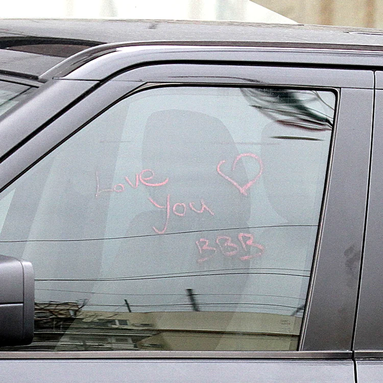 Una dintre admiratoarele  lui Liviu i-a lăsat un mesaj  de dragoste pe geamul  Range Rover-ului