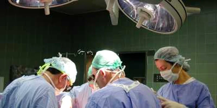 Medicii încearcă să îi salveze bratul femeii. Foto arhivă
