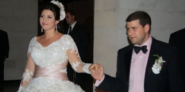 Ilan Sor și Jasmin au ieșit în fața curioșilor de lângă Palatul Republicii