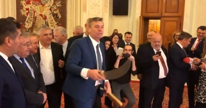 Corneliu Olar cu maceta în Parlament