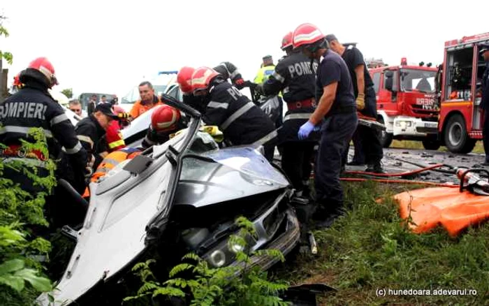 Una dintre numeroasele misiuni dificile de salvare în care au fost implicaţi pompierii din Hunedoara, în 2016. FOTO: Daniel Guţă. ADEVĂRUL.