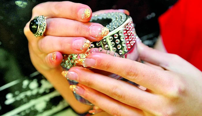 La final, unghiile sunt  strălucitoare, ca  nişte adevărate  bijuterii