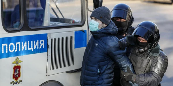 Manifestant por-Navalnii arestat la Moscova FOTO EPA-EFE