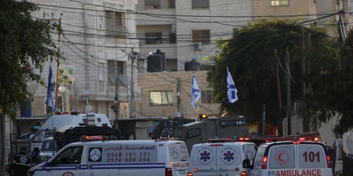 Ambulanțe care intervin pentru un palestinian rănit într-un atac al soldaților israelieni FOTO Profimedia 
