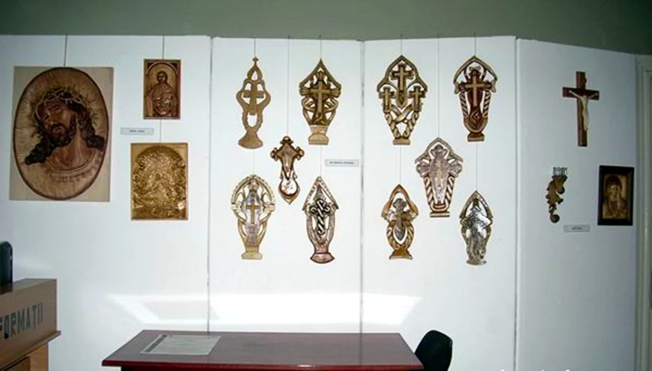 Expoziţia reuneşte lucrările a 15 creatori populari buzoieni FOTO: Arhivă