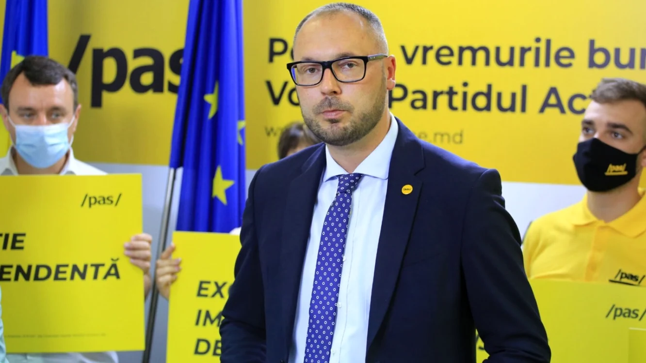 Sergiu Litvinenco, ministrul Justiţiei, membru al Partidului Acţiune şi Solidaritate, formaţiune care a pledat pentru demisia procurorului general, Alexandru Stoianoglo, odată cu preluarea puterii.