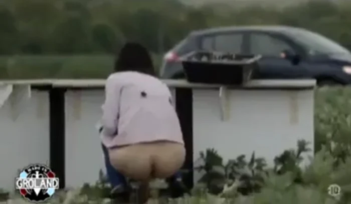 Umor în stil franţuzesc: femeia apare în fundul gol pentru a o crede pe cuvânt că are o problemă