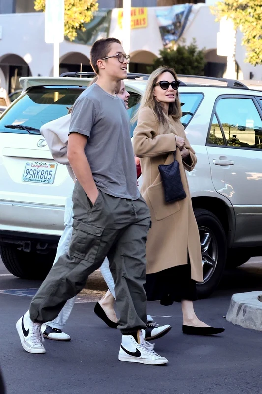 Angelina Jolie și fiul ei, Knox