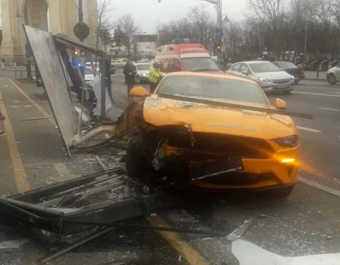 
    Un autoturim a rănit două persoane care așteptau autobuzul în stație, în zona Arcului de Triumf  