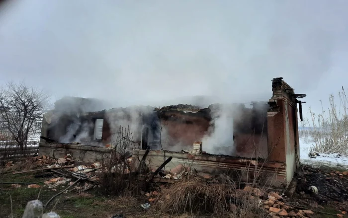 Casa a fost distrusă de flăcări, proprietarul a decedat FOTO: ISU