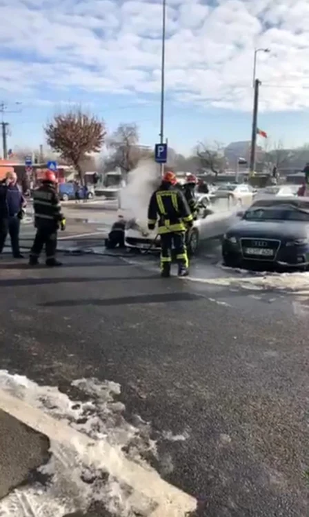 Pompierii au intervenit pentru a stinge o maşină curprinsă de flăcări. FOTO: Info Trafic jud Cluj