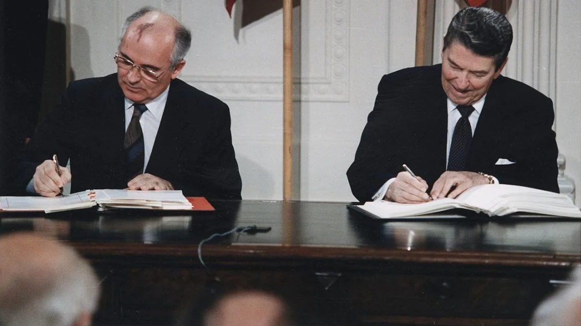 Mihail Gorbaciov anunţă că URSS va suspenda instalarea rachetelor cu rază medie de acţiune în Europa jpeg