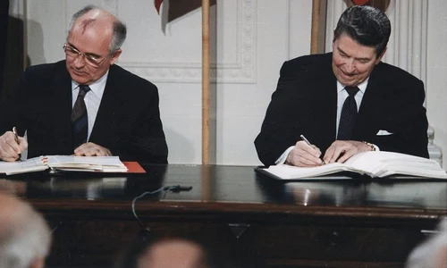 Mihail Gorbaciov anunţă că URSS va suspenda instalarea rachetelor cu rază medie de acţiune în Europa jpeg