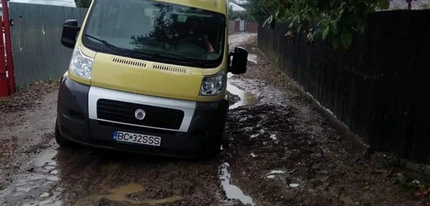 Microbuzul din Sascut a rămas împotmolit