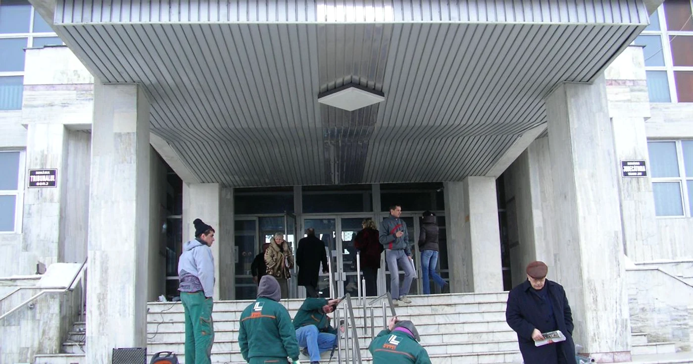 Justiţiabilii vor urca de acum scările Tribunalului sprijinind-se de barele de inox 
