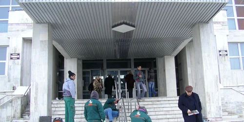 Justiţiabilii vor urca de acum scările Tribunalului sprijinind-se de barele de inox