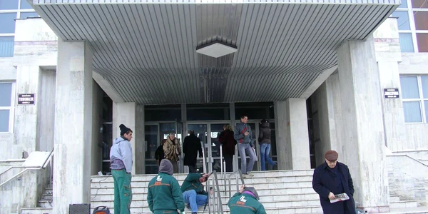 Justiţiabilii vor urca de acum scările Tribunalului sprijinind-se de barele de inox