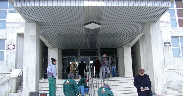Justiţiabilii vor urca de acum scările Tribunalului sprijinind-se de barele de inox 