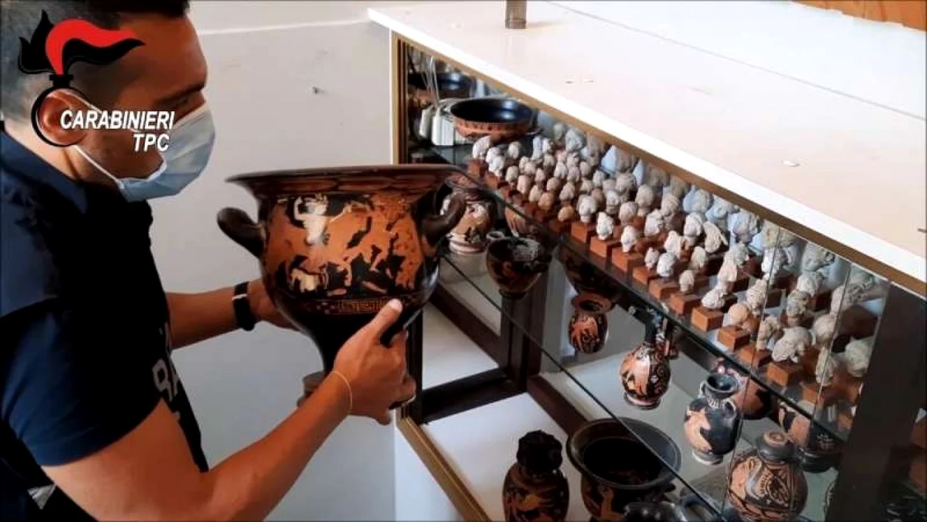 782 de obiecte arheologice provenind din Puglia, regiune din sudul Italiei, au fost găsite la suspect Foto: Carabinieri Tutela Patrimonio Culturale