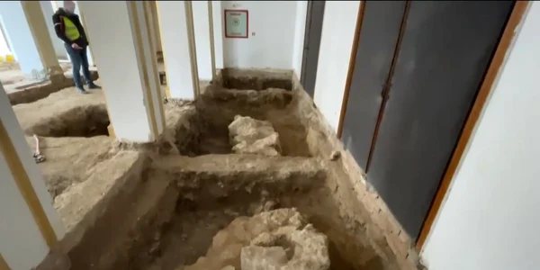 Zidurile Tomisului descoperite in foaierul teatrului constanta captura video