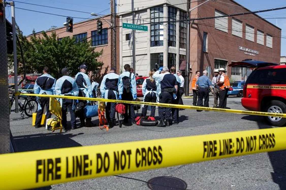 Un student l-a imobilizat pe atacator, ajutat de alţi colegi, până când a venit poliţia la Universitatea din Seattle. (Foto: Dean Rutz/Seattle Times)