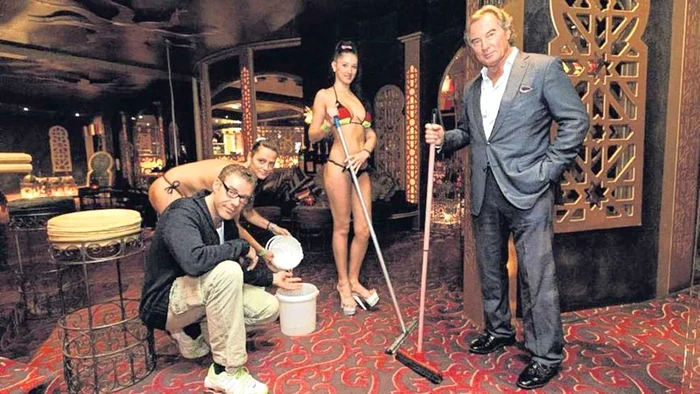 
    Afaceriştii Jürgen Rudloff, de 60 de ani (dreapta), şi Michael Beretin (47 de ani), patronii clubului, s-au pus şi ei pe treabă  