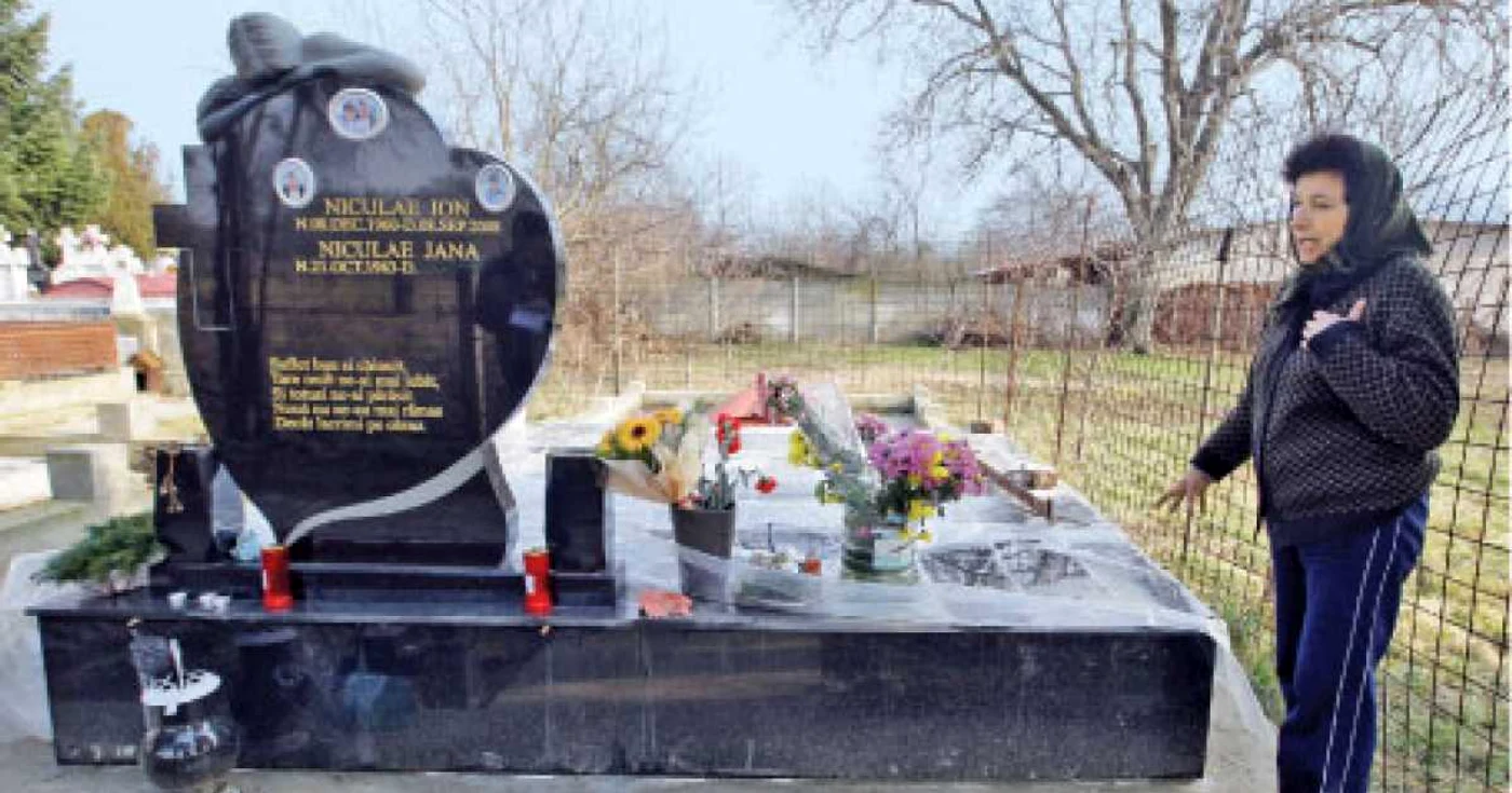 Jenica, mama fotbalistului Daniel Niculae, la mormântul jefuit de hoţi al soţului ei, Ion