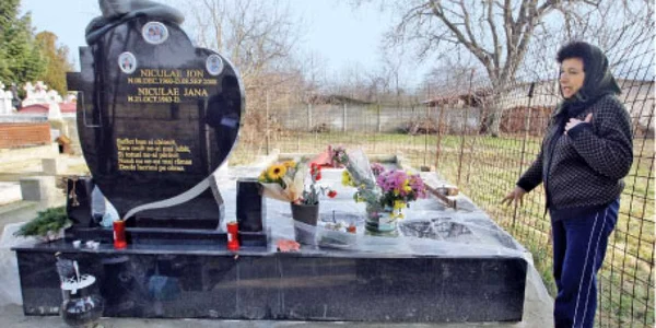 Jenica, mama fotbalistului Daniel Niculae, la mormântul jefuit de hoţi al soţului ei, Ion 