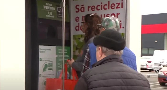 Bărbatul a obținut bani pentru aceeași sticlă FOTO Captură video Youtube