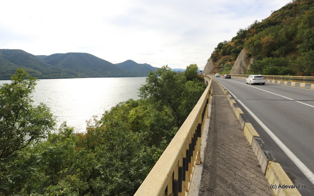 Cel mai spectaculos lanț de viaducte din România. Cum a fost construit drumul suspendat deasupra Dunării, la Porțile de Fier