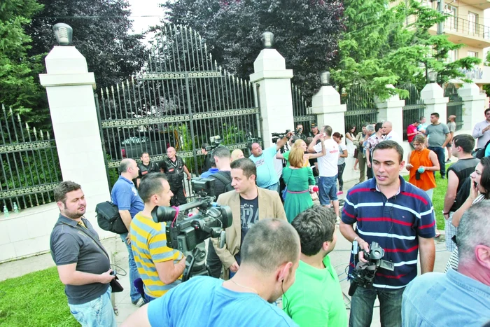 Ziarişti aşteptând să iasă ceva pe poartă FOTO Marian Iliescu