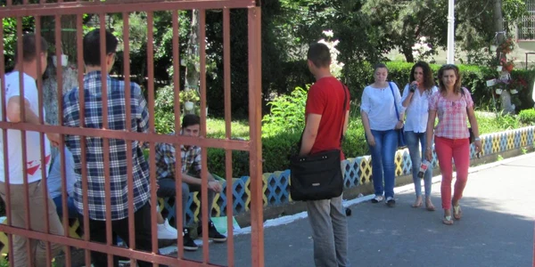BAC 2014 Constanţa - Liceenii de la Telecomunicaţii după proba scrisă de Română Foto Sînziana Ionescu