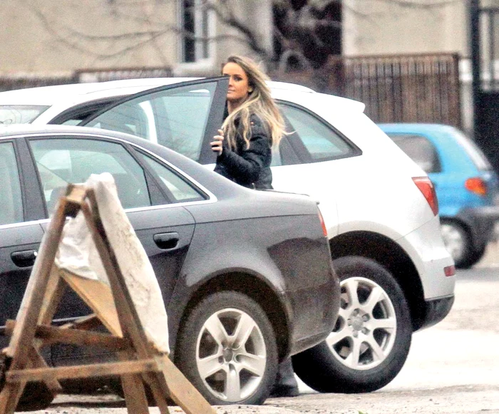 Blonda a plecat spre casă singură