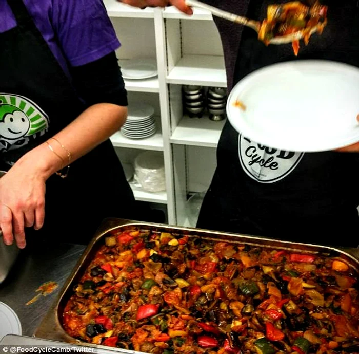 Unul dintre platourile de mâncare pregătite de asociația caritabilă