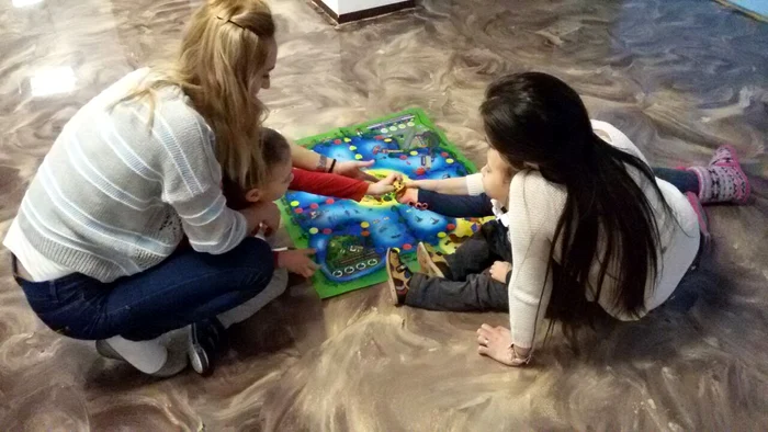 Îndeamnă-l să socializeze cu alţi copii!