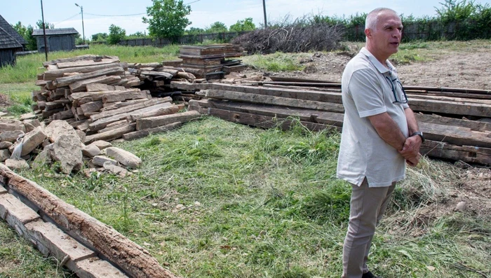 Iustin Dejanu, managerul Muzeului Goleşti, alături de structura casei demontate şi aduse săptămâna trecută FOTO; Consiliul Judeţean Argeş