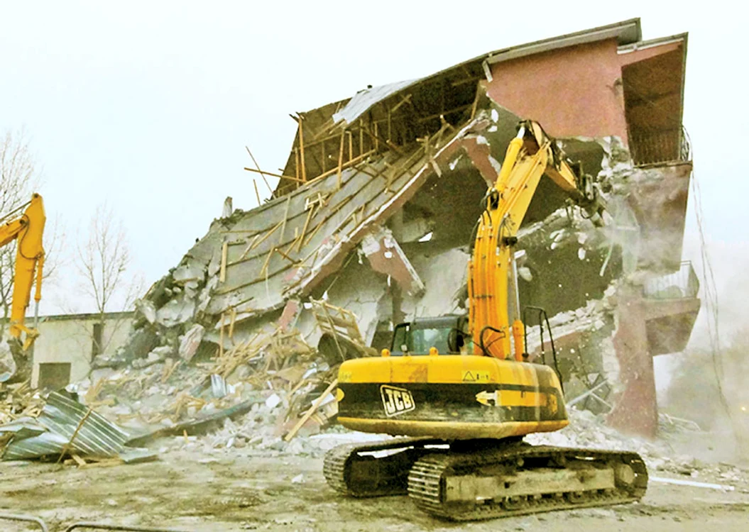 Primăria Slatina a demolat  una dintre vilele ridicate  ilegal de interlop