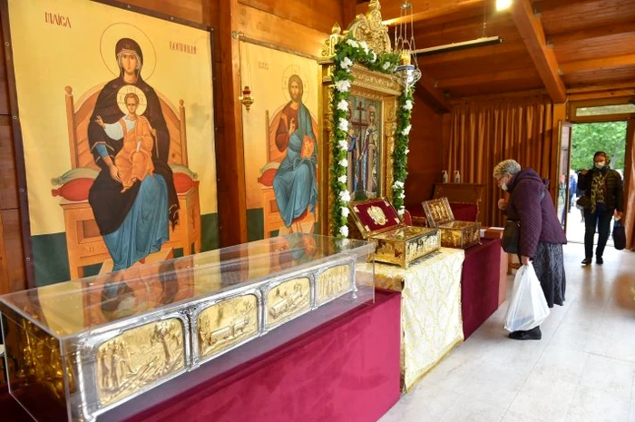 Raclele celor patru sfinți aduse în pelerinaj la București în 2022