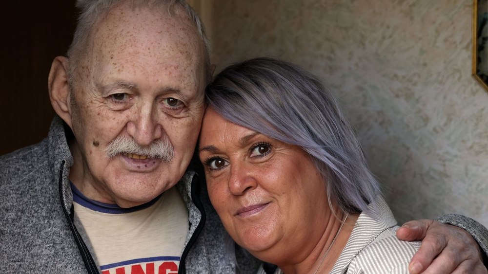 Un tată și fiica s-a s-au regăsit după 50 de ani în care nu au știut nimic unul de celălalt