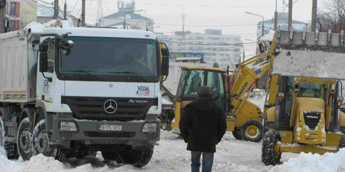 Utilajele de la Vega cară zăpada