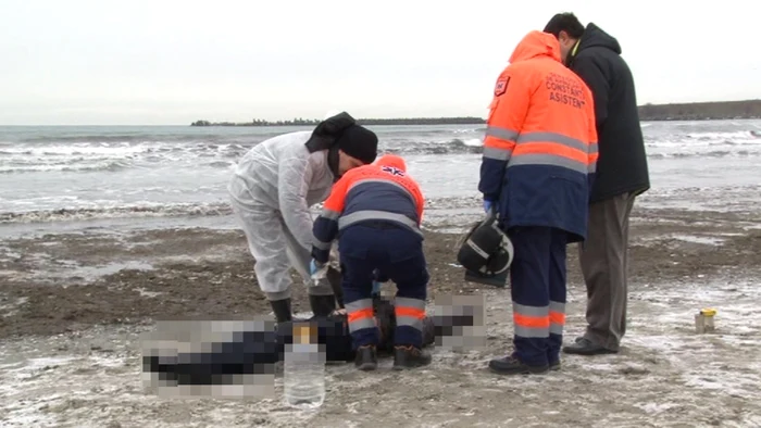 Cadavrul a fost adus de valuri aproape de mal. FOTO: Adevărul