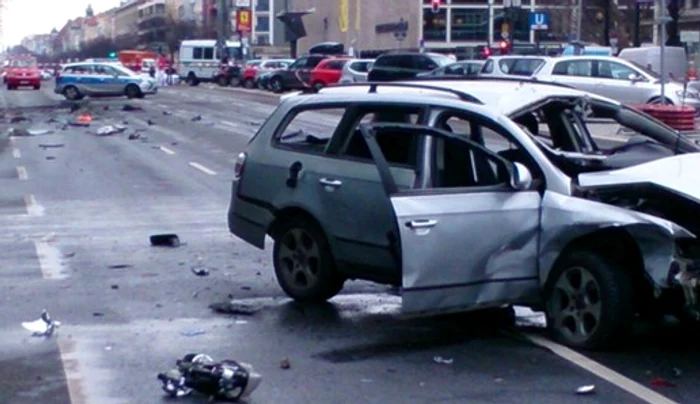 
    Anchetatorii verifică zona în posibilitatea găsirii altor materiale exploziveFoto: Twitter Poliția din Berlin  